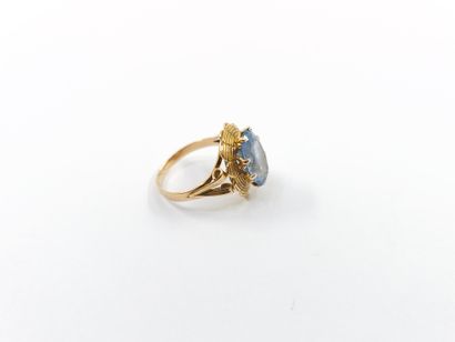 BAGUE en or jaune 750° ornée d'une topaze...