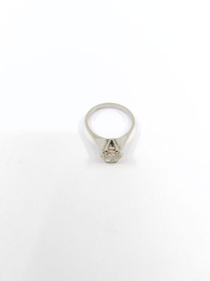 SOLITAIRE en or gris 750° ornée d'un diamant...