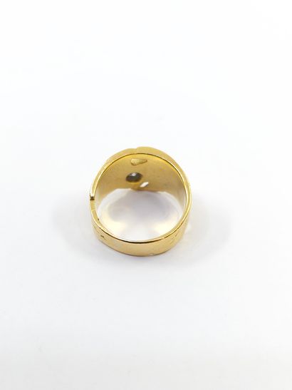 BAGUE en or jaune 750° ornée d'un diamant...