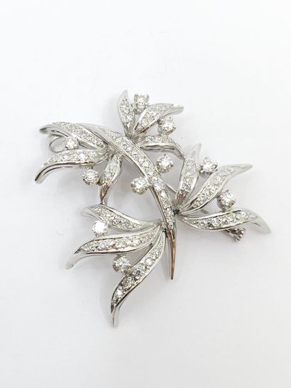 BROCHE en or gris 750° composée de dix diamants...