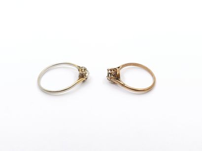 DEUX bagues de jeune fille en or 750° ornée...