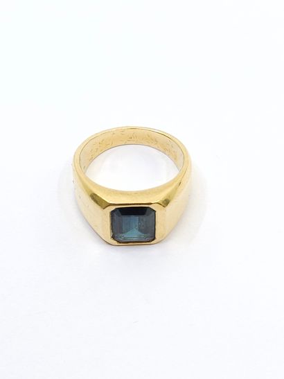 CHEVALIERE in 750° yellow gold set with a...