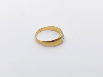 BAGUE en or jaune 750° ornée d'un diamant...