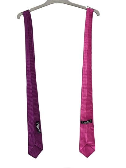 HERMES
Cravate en soie rouge 
Cravate en...