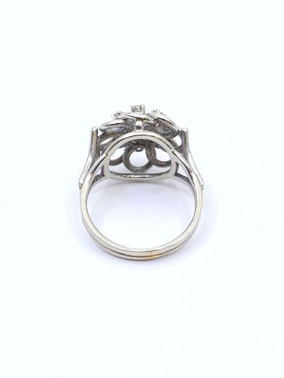 BAGUE en or gris 750° ornée d'un diamant...