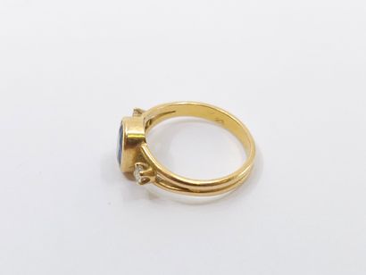 BAGUE en or jaune 750° ornée d'un saphir...