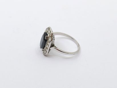 BAGUE en platine ornée d'un saphir ovale...
