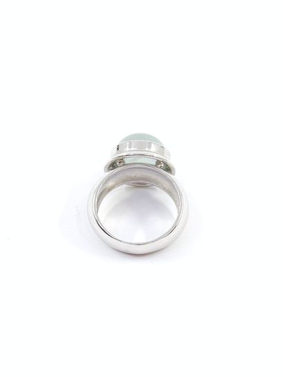 BAGUE en or gris 750° ornée d'un cabochon...