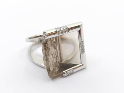 GAREL Jean-Marc 
Importante bague en or gris...