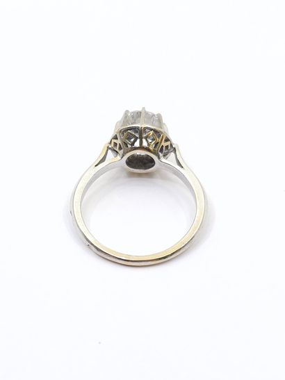 BAGUE solitaire en or gris 750 ornée d'un...