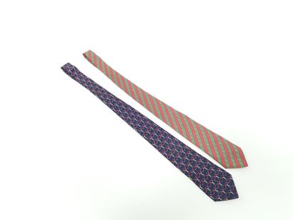 HERMES
Cravate en soie de couleur rouge et...
