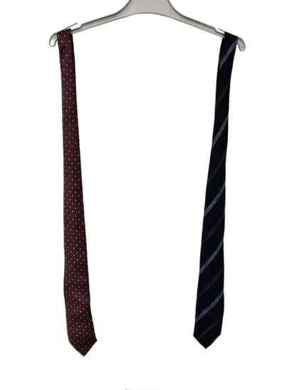 Yves Saint Laurent
Cravate en soie bordeau...