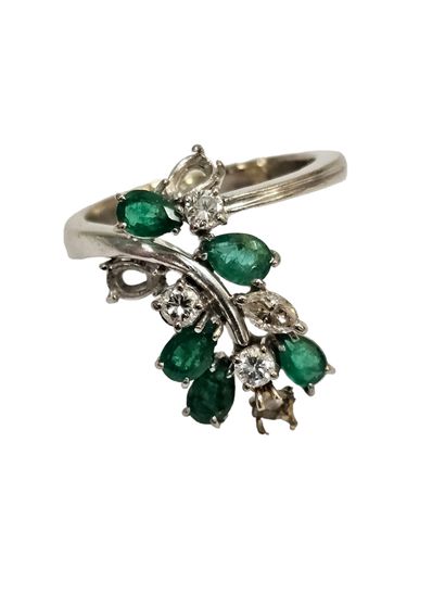 750 white gold ring set with a floral motif...