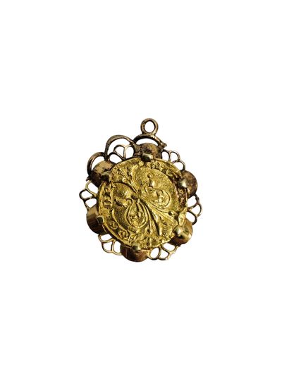Pendant adorned with a 750 yellow gold medal...