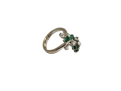 750 white gold ring set with a floral motif...