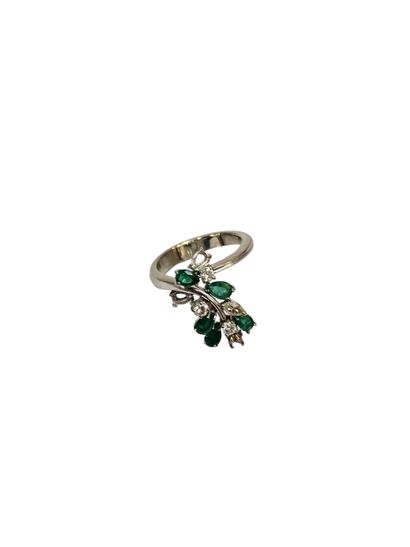 750 white gold ring set with a floral motif...