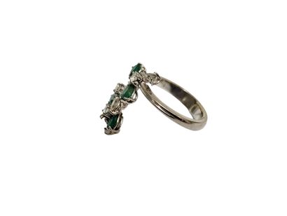 750 white gold ring set with a floral motif...