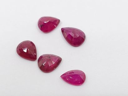 CINQ RUBIS purplish red de forme poire, 	Madagascar,...