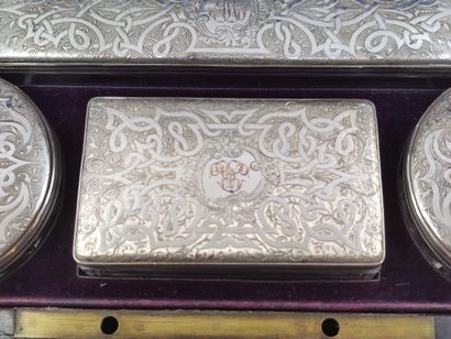 NECESSAIRE DE VOYAGE dans un coffret en bois...