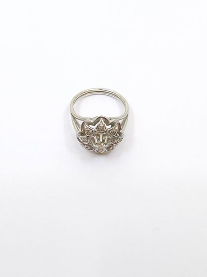 BAGUE marguerite en or gris 750° ornée de...