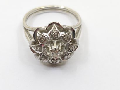 BAGUE marguerite en or gris 750° ornée de...