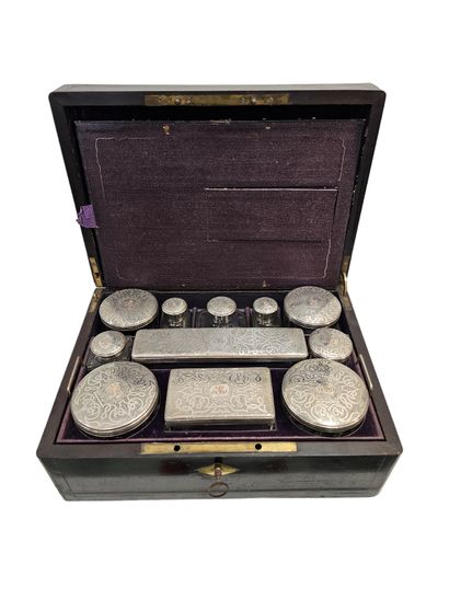 NECESSAIRE DE VOYAGE dans un coffret en bois...