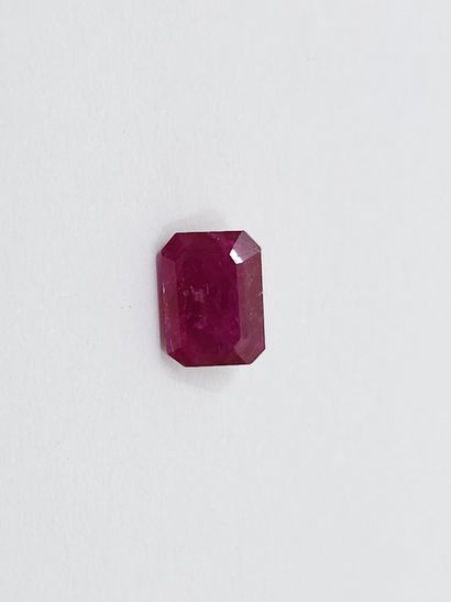 RUBIS pinkish red	 de taille émeraude, Madagascar	,...