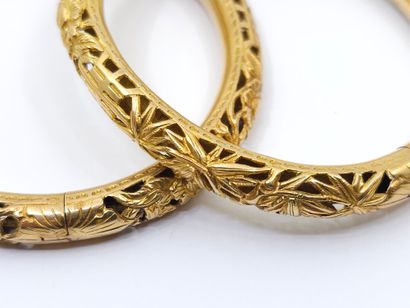DEUX bracelet joncs ouvrant en or 750° filigrannés...