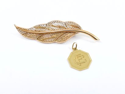 LOT d'or 750° comprenant : 
Broche feuille...