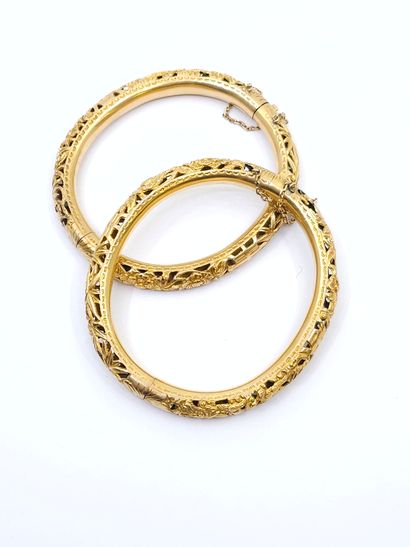 DEUX bracelet joncs ouvrant en or 750° filigrannés...