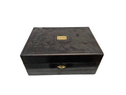 NECESSAIRE DE VOYAGE dans un coffret en bois...