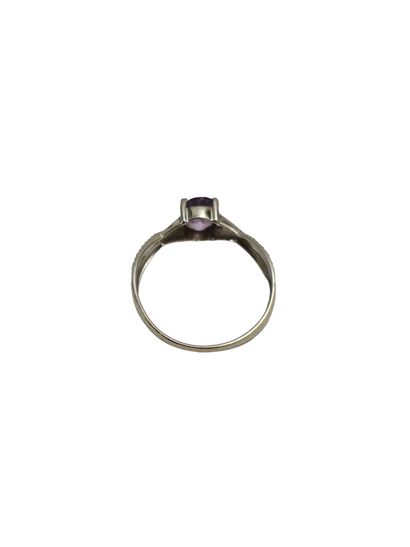 BAGUE en or blanc 750° sertie d'une améthyste
Poids...