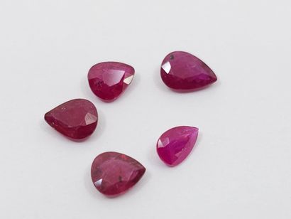 CINQ RUBIS purplish red de forme poire, 	Madagascar,...