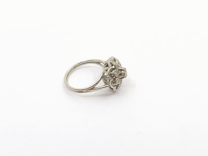 BAGUE marguerite en or gris 750° ornée de...