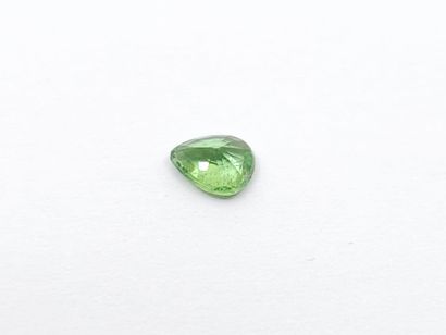 GRENAT tsavorite green de taille poire, 	Tanzanie,...
