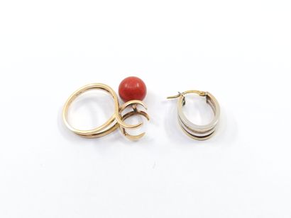 BAGUE en or jaune 750° ornée d'une perle...