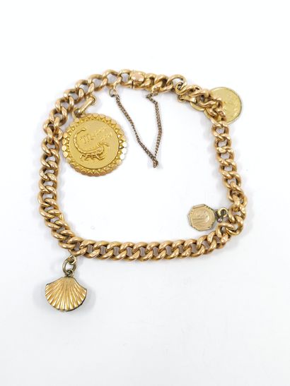 BRACELET gourmette en or jaune 750° accompagnée...