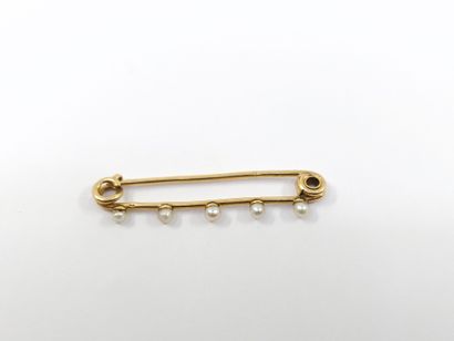 BROCHE bébé en or jaune 750° ponctuée de...