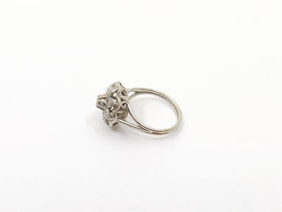 BAGUE marguerite en or gris 750° ornée de...