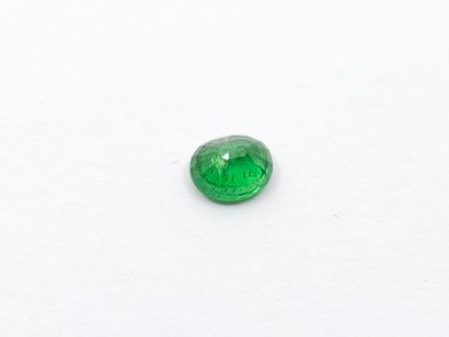 GRENAT tsavorite green de forme ovale, 	Tanzanie...