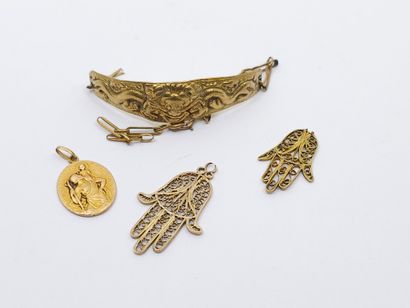 LOT d'or 750° comprenant :
Deux mains de...