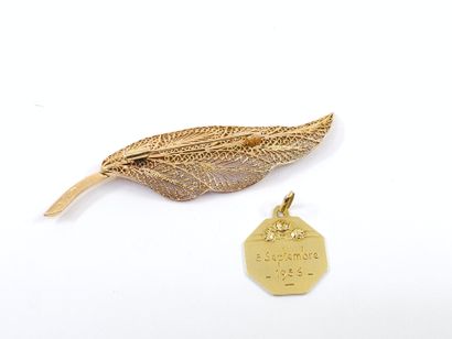 LOT d'or 750° comprenant : 
Broche feuille...