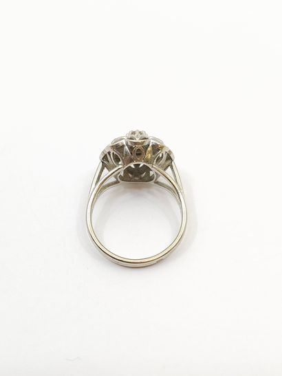 BAGUE marguerite en or gris 750° ornée de...