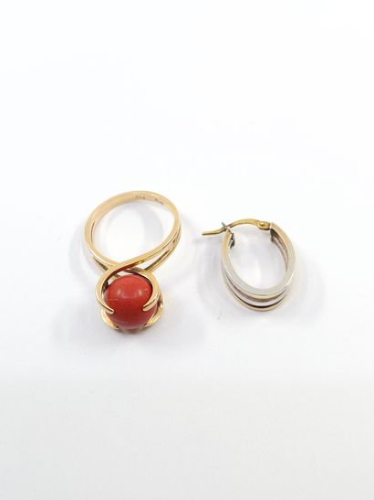 BAGUE en or jaune 750° ornée d'une perle...