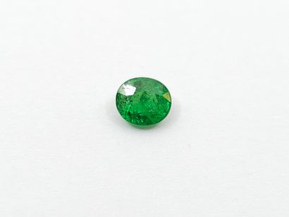 GRENAT tsavorite green de forme ovale, 	Tanzanie...