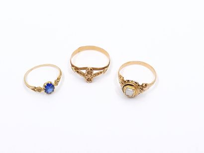 LOT de trois bagues de jeune fille en or...
