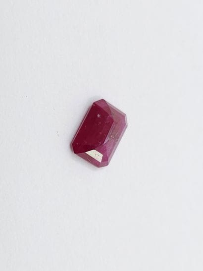 RUBIS pinkish red	 de taille émeraude, Madagascar	,...