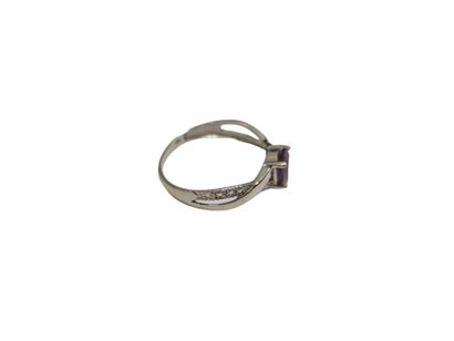 BAGUE en or blanc 750° sertie d'une améthyste
Poids...