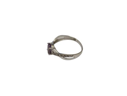 BAGUE en or blanc 750° sertie d'une améthyste
Poids...