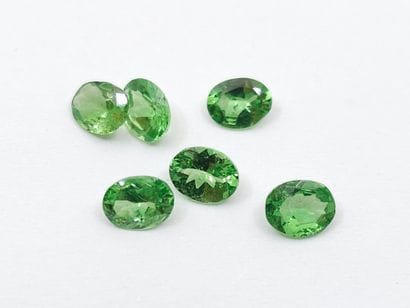 SIX GRENATS tsavorite green VVS de forme...